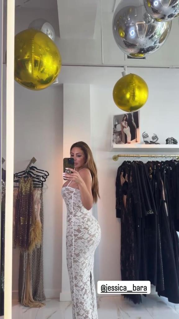 徐娘半老！皮蓬前妻穿吊帶裙自拍，這身材也太炸裂了！