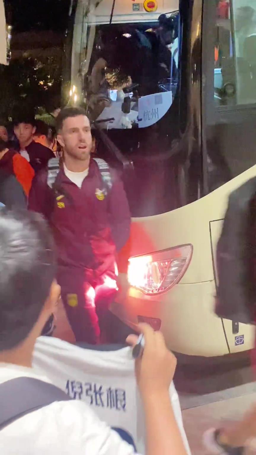 韋世豪嚇得箭步逃跑！國足深夜到酒店差點(diǎn)被摁在車頭不讓走