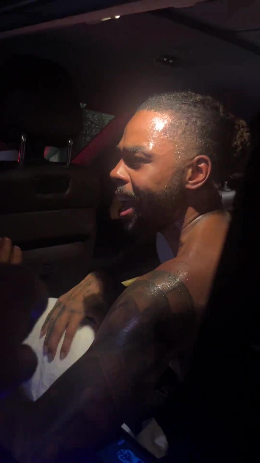 太熱情了！拉塞爾中國行坐車離開球迷們被團(tuán)團(tuán)圍住