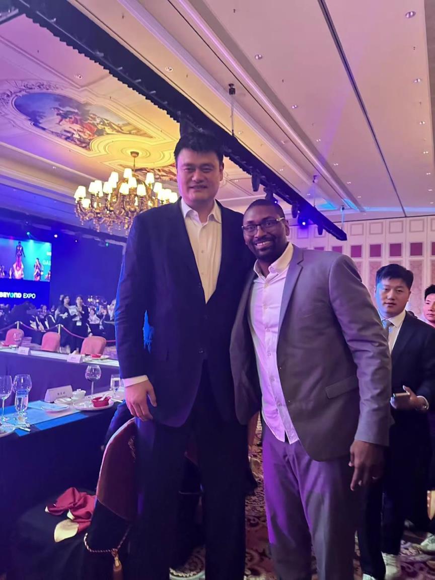 阿泰斯特曬與姚明合照：這是我最喜歡的隊(duì)友 姚??！