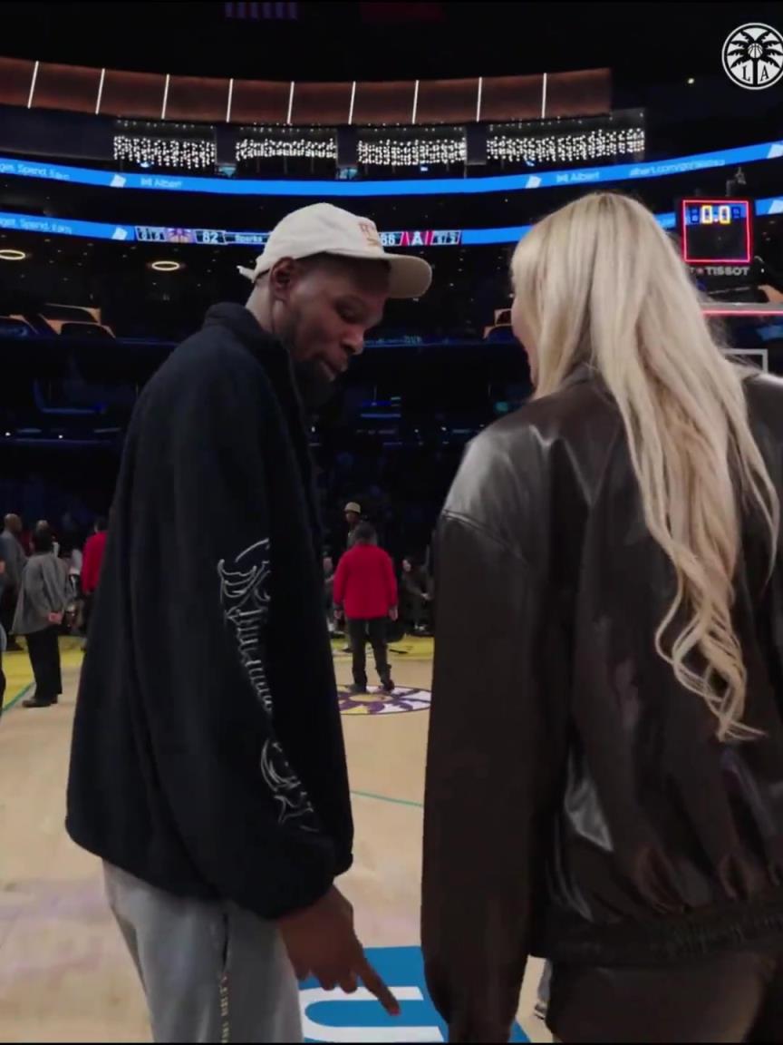 小帥這氣質(zhì)！杜蘭特與庫里教妹布林克擁抱，眼睛好像一直偷瞟布林克大長腿