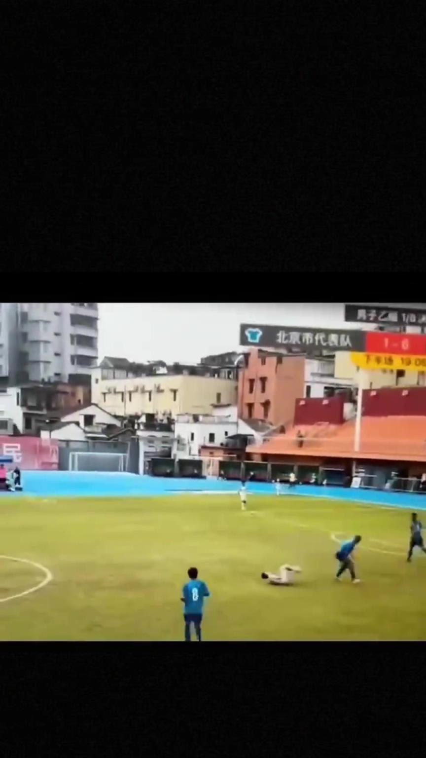 太可怕了！全運(yùn)會驚現(xiàn)殺人足球，球員將對手直接踢骨折