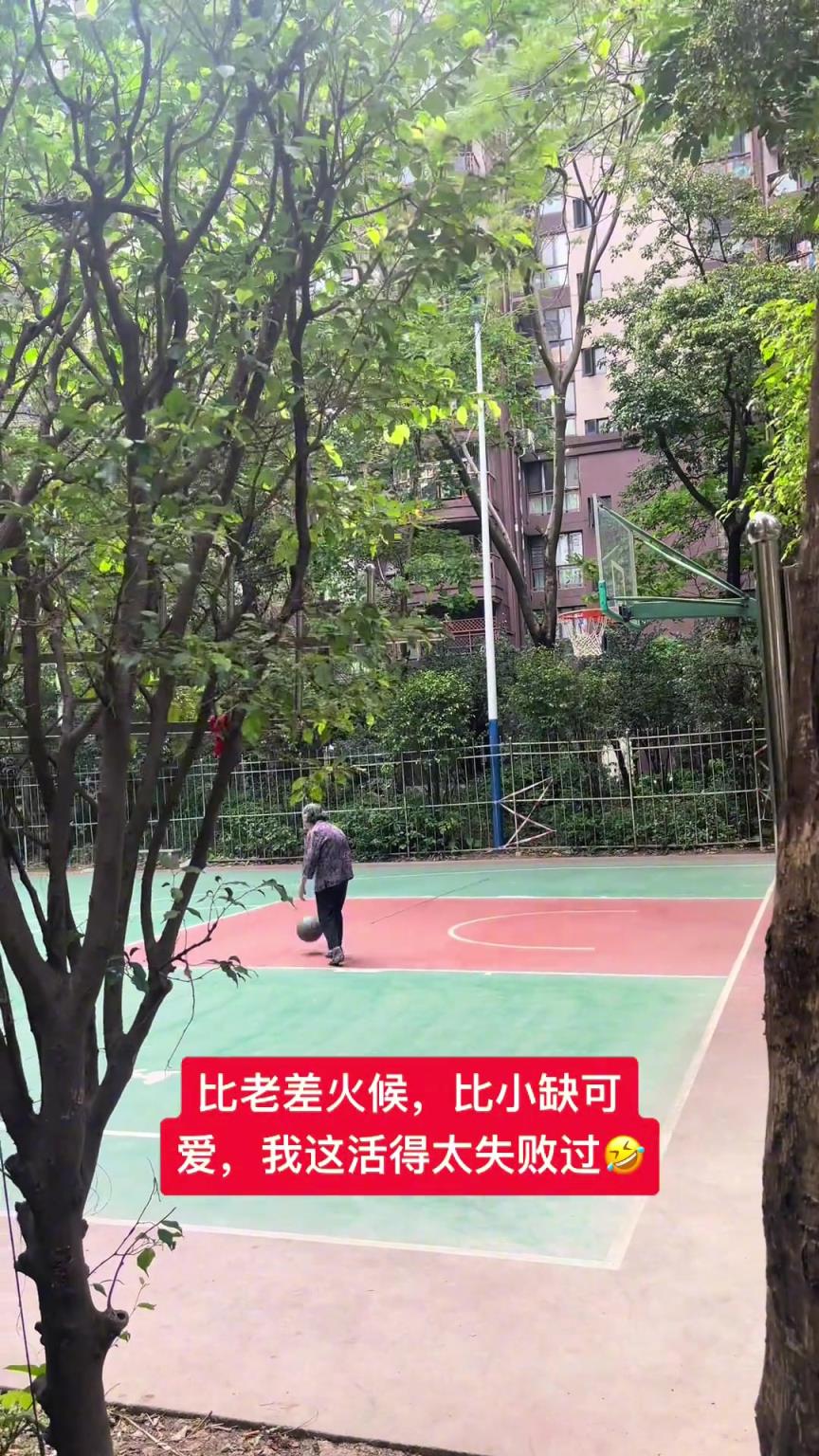 這阿婆單手一投一個準，姜還是老的辣
