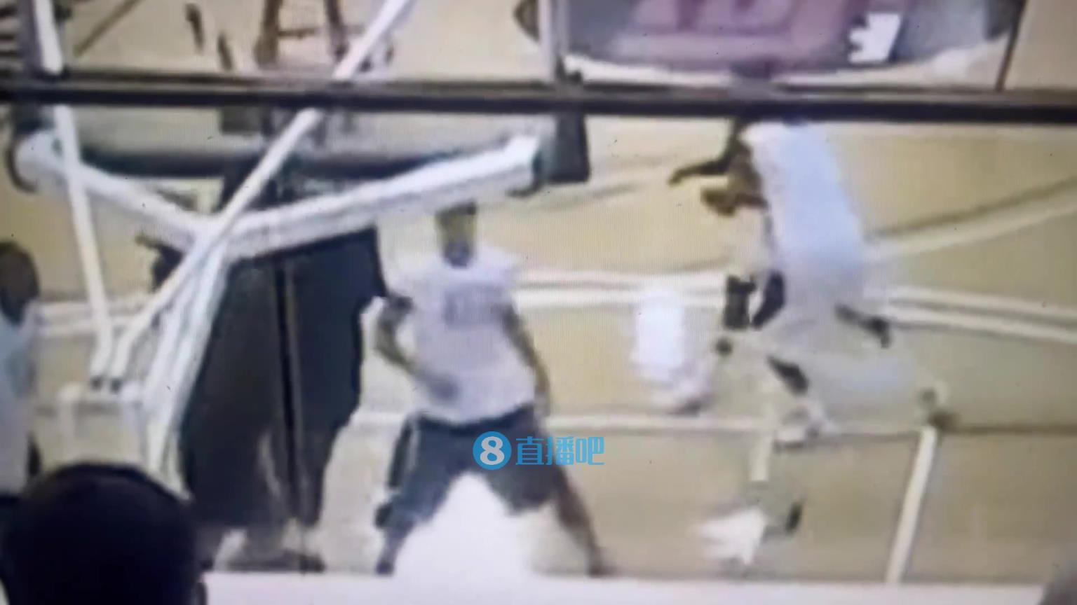 引熱議！美媒翻舊賬：當(dāng)年詹姆斯被大學(xué)生隔扣，耐克沒收了錄像帶