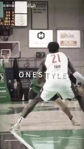 正統(tǒng)美式后衛(wèi)！JD戴維森炒菜后低手合球，對(duì)抗上籃打進(jìn)！