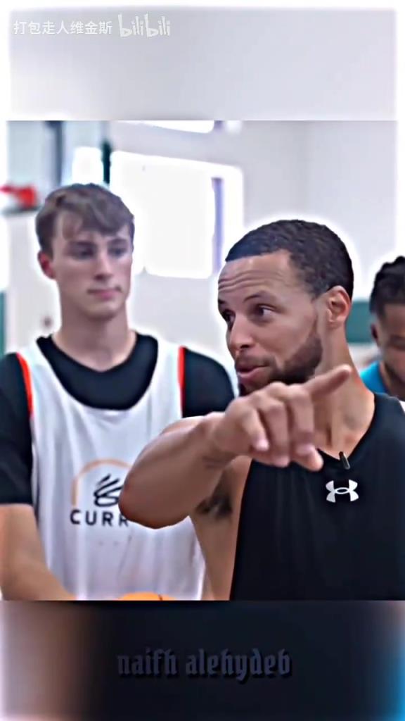 庫(kù)里：其實(shí)這個(gè)暴扣是我教的！當(dāng)弗拉格出現(xiàn)在庫(kù)里的訓(xùn)練營(yíng)！