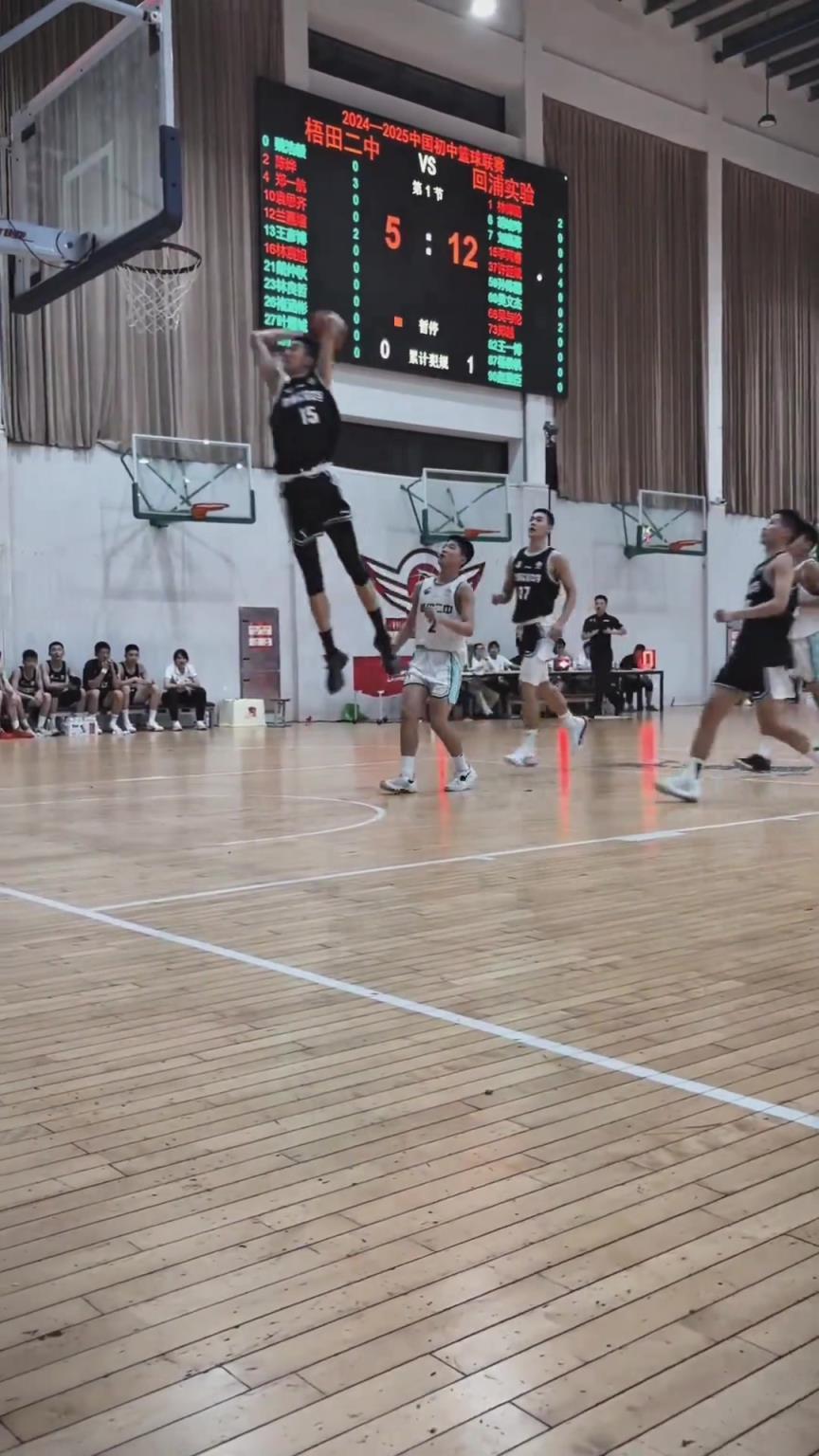 起來就扣啊！現(xiàn)在的初中生都這么打球的嗎