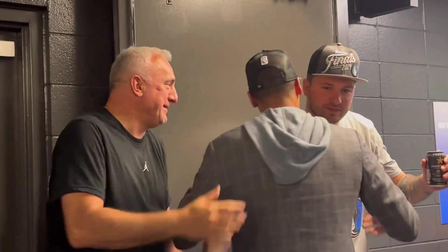 去年的今天，東契奇率隊(duì)殺入總決賽，賽后喝啤酒被芬利沒收