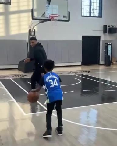 交易價(jià)值急劇下降！字母哥和小球迷單挑被當(dāng)面絕殺